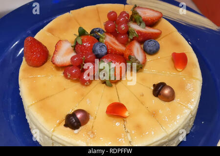 Nahaufnahme von Kuchen für Kunden im Restaurant Stockfoto