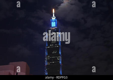 Taipei, Taiwan - 22. Dezember 2018: die Bewegung der Auto fahren durch Taipei 101 bei Nacht Stockfoto