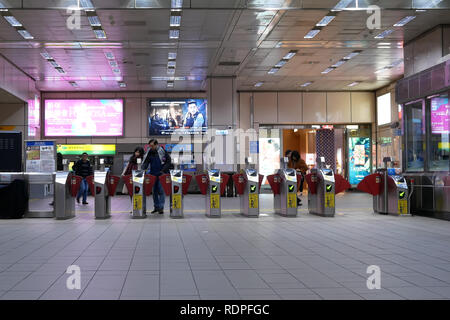 Taipei, Taiwan - 29. Dezember 2018: die Bewegung von Menschen zu Fuß durch den Fahrpreis von Pay Zone, und tippen Sie auf die Karte für die MRT Stockfoto