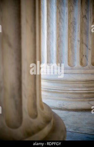Abstrakte close-up des neoklassischen weißer Marmor kannelierten Säulen am Eingang des US Supreme Court in Washington DC Stockfoto