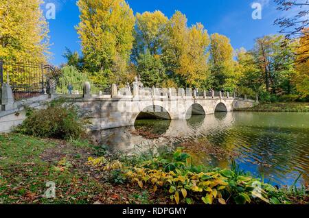 Warschau, MAZOVIAN PROVINZ/POLEN - Oktober 11, 2018: Brücke auf einem Kanal im Königlichen Bäder Park. Stockfoto