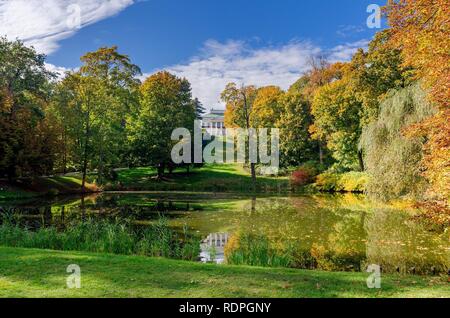 Warschau, MAZOVIAN PROVINZ/POLEN - Oktober 11, 2018: Teich an der Unterseite des Schloss Belvedere. Stockfoto