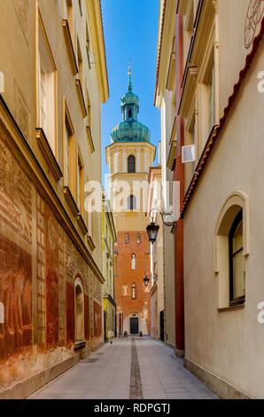 Warschau, MAZOVIAN PROVINZ/POLEN - 31. OKTOBER 2018: Gasse in der Altstadt, der Glockenturm der Kirche St. Martin's im Hintergrund. Stockfoto