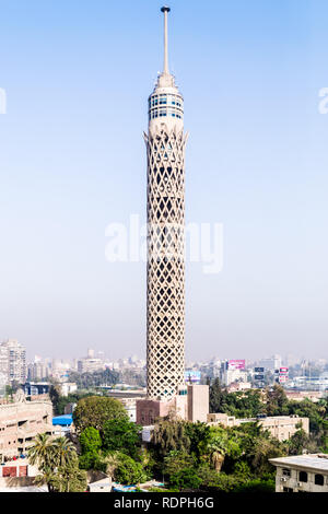 Tageslicht geschossen für Fernsehturm Kairo in Ägypten. Der Kairo Tower ist eine frei stehende Beton Turm in Kairo, Ägypten. Bei 187 m (614 ft), es war das höchste. Stockfoto