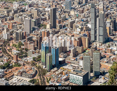 Geschäftsviertel der Stadt Bogotá, Kolumbien. Von Monserrate gesehen. Stockfoto