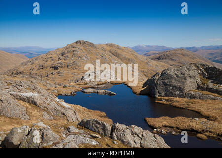 Mit Blick auf die Gipfel des Corbett Druim Tarsuinn in den schottischen Highlands in der Nähe von glenfinnan. Stockfoto