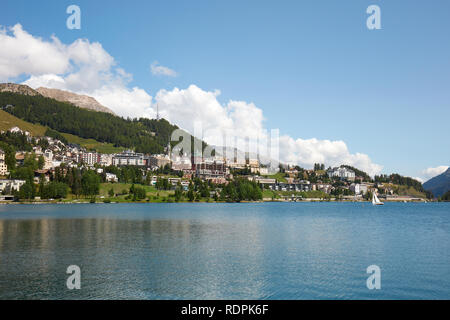 Sankt Moritz Stadt, See und Segeln Boot an einem sonnigen Sommertag in der Schweiz Stockfoto