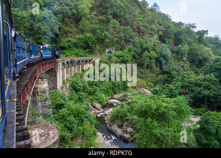 Nilgiri Mountain Railway, zwischen Ooty und Mettupalayam, Tamil Nadu, Indien Stockfoto