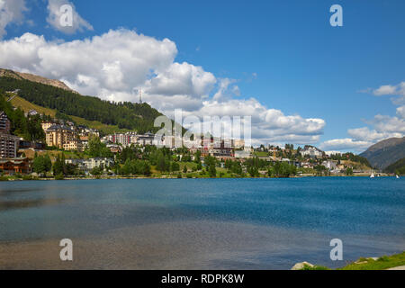 Sankt Moritz Stadt, den See und die grünen Berg im Sommer, blauer Himmel in der Schweiz Stockfoto