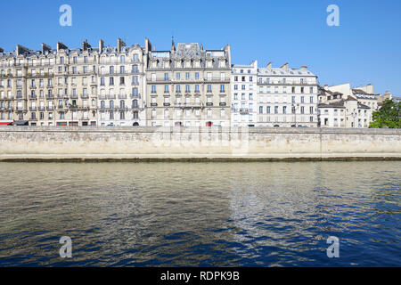 Gebäude in Paris Fassaden und Seine in einem sonnigen Sommertag in Frankreich Stockfoto