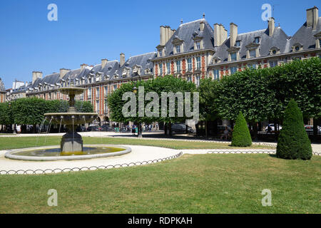 Place des Vosges, alte Gebäude und Garten in Paris an einem sonnigen Sommertag, Clear blue sky Stockfoto