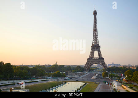 Eiffelturm von Jardins du Trocadéro gesehen, niemand in einer klaren Sommermorgen in Paris, Frankreich Stockfoto
