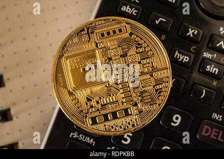 Rio de Janeiro, Brasilien - 16. Januar 2019: Top View Stack von golden Bitcoin. Golden bitcoin Münze auf Rechner Nahaufnahme Stockfoto