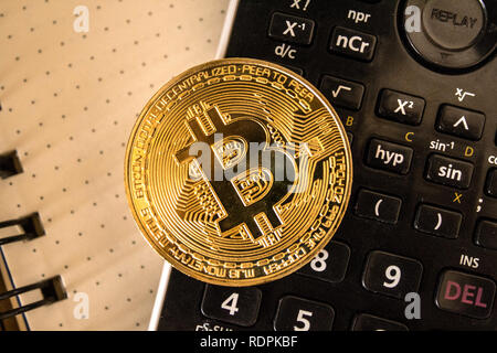 Rio de Janeiro, Brasilien - 16. Januar 2019: Top View Stack von golden Bitcoin. Golden bitcoin Münze auf Rechner Nahaufnahme Stockfoto