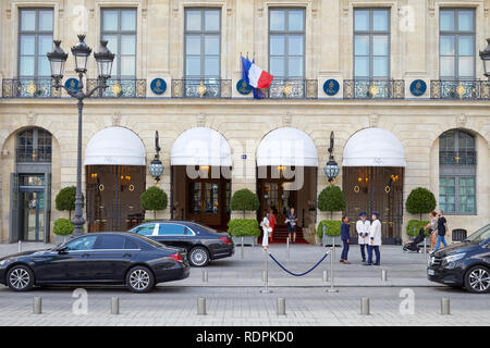 PARIS, Frankreich, 07.Juli 2018: Ritz Luxushotel in place Vendôme in Paris, Menschen zu Fuß und schwarzen Autos Stockfoto