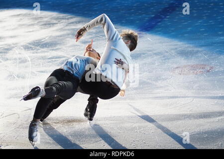 Eiskunstlauf Paar tanzen auf dem Eis Stockfoto