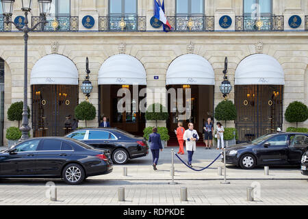 PARIS, Frankreich, 07.Juli 2018: Ritz Luxushotel in place Vendôme in Paris, Menschen und Autos an einem sonnigen Sommertag Stockfoto