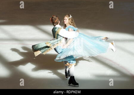 Eiskunstlauf Paar, Cinderella und Prinz auf Eis Stockfoto