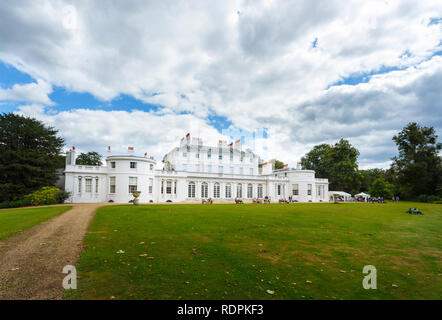 Frogmore House auf dem Frogmore Estate, Windsor, Berkshire, Großbritannien an einem sonnigen Sommertag mit blauem Himmel und weissen flauschigen Wolken Stockfoto