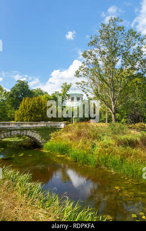 Das Königliche Mausoleum, oder Frogmore Mausoleum, Begräbnisstätte von Königin Victoria und Prinz Albert und malerischen Stil Brücke über einen Bach, Frogmore Stockfoto