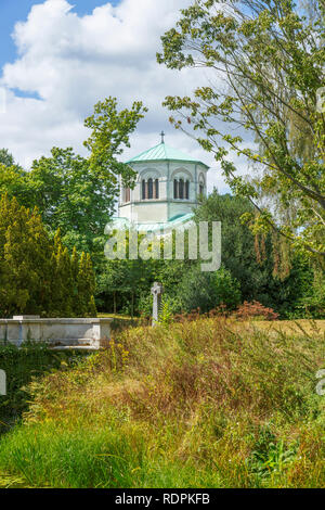 Das Königliche Mausoleum, oder Frogmore Mausoleum, Begräbnisstätte von Königin Victoria und Prinz Albert und malerischen Stil Brücke über einen Bach, Frogmore Stockfoto