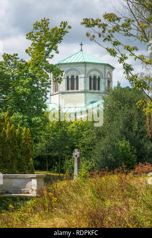 Das Königliche Mausoleum, oder Frogmore Mausoleum, Begräbnisstätte von Königin Victoria und Prinz Albert und malerischen Stil Brücke über einen Bach, Frogmore Stockfoto