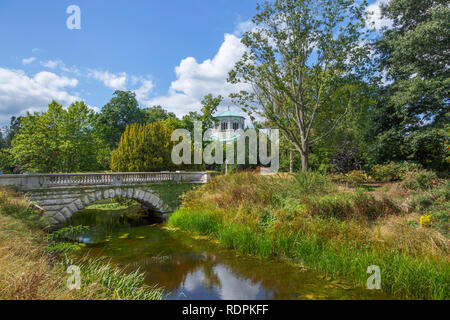 Das Königliche Mausoleum, oder Frogmore Mausoleum, Begräbnisstätte von Königin Victoria und Prinz Albert und malerischen Stil Brücke über einen Bach, Frogmore Stockfoto