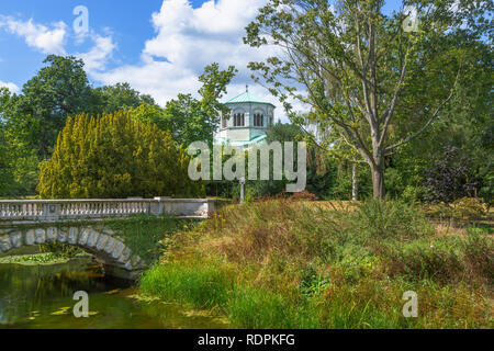 Das Königliche Mausoleum, oder Frogmore Mausoleum, Begräbnisstätte von Königin Victoria und Prinz Albert und malerischen Stil Brücke über einen Bach, Frogmore Stockfoto