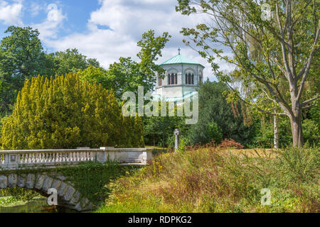 Das Königliche Mausoleum, oder Frogmore Mausoleum, Begräbnisstätte von Königin Victoria und Prinz Albert und malerischen Stil Brücke über einen Bach, Frogmore Stockfoto