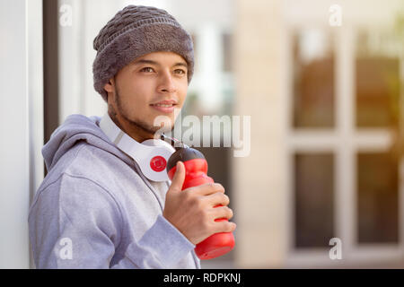 Sport Ausbildung junger Latin man Trinkwasser suchen Denken runner copyspace kopieren Platz im Freien Stockfoto