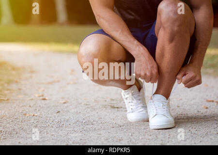 Band spitze Schnürsenkel Schuhe runner junger Mann bereit copyspace Kopie Raum laufen Jogging Sport Training Fitness im Freien Stockfoto