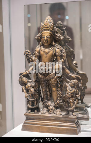 Vishnu Vaikuntha. Kaschmir. 9. Jahrhundert. Messinglegierung. 39,7 x 22,7 x 12 cm.