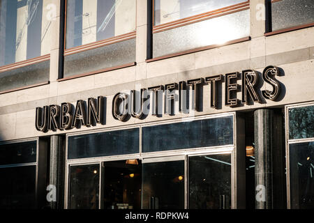 Berlin, Deutschland - Januar 2019: Urban Outfitters Clothing Store shop Front in Berlin, Deutschland, Stockfoto