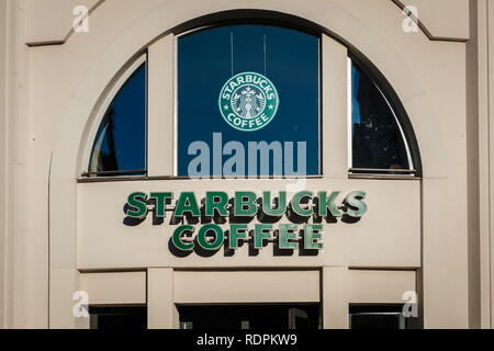 Berlin, Deutschland - Januar 2019: Starbucks Kaffee Logo und Markennamen auf Cafe Fassade in Berlin, Deutschland, Stockfoto