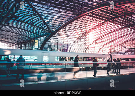 Berlin, Deutschland - Januar 2019: Die Menschen warten auf Zug auf die Bahn Plattform, Berlin Hauptbahnhof (Hbf) in Berlin, Deutschland, Stockfoto