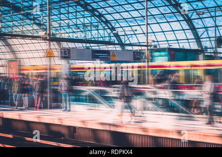 Berlin, Deutschland - Januar 2019: Die Menschen warten auf Zug auf die Bahn Plattform, Berlin Hauptbahnhof (Hbf) in Berlin, Deutschland, Stockfoto