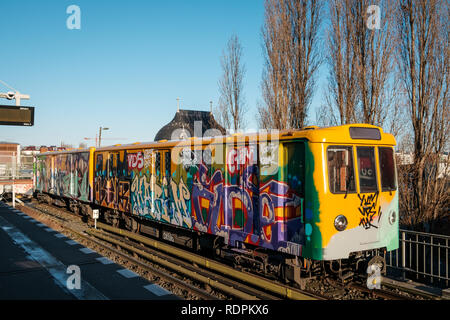 Berlin, Deutschland - Januar 2019: Graffiti U-Bahn/U-Bahnhof Warschauer Straße in Berlin, Deutschland, Stockfoto