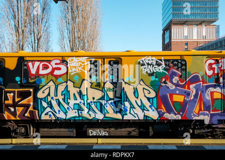 Berlin, Deutschland - Januar 2019: Graffiti U-Bahn/U-Bahnhof Warschauer Straße in Berlin, Deutschland, Stockfoto