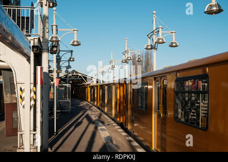 Die U-Bahn (U-Bahn) am Bahnhof (Warschauer Straße) in Berlin. Stockfoto