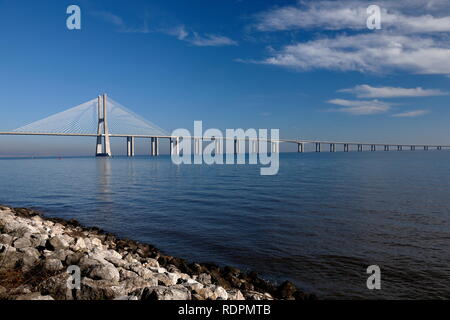 Die Vasco-da-Gama-Brücke ist eine Schrägseilbrücke über Viadukte und rangeviews, die sich über den Tejo in Lissabon, Portugal, flankiert. Stockfoto