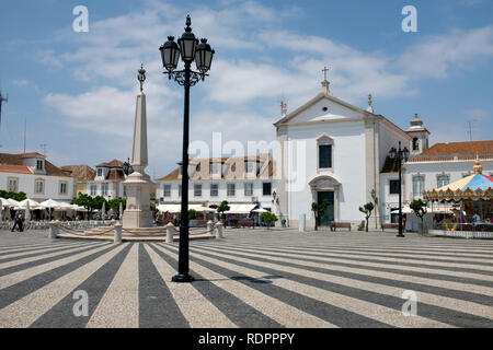 Ansicht der Praca Marques de Pombal und Igreja de Vila Real de Santo António, Vila Real de Santo António, Portugal, Europa Stockfoto