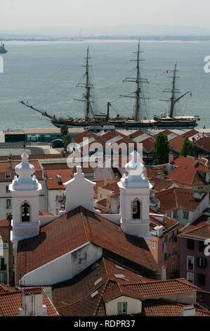 Dom Fernando II e Gloria in den Fluss Tejo & Igreja de Sao Miguel, Lissabon, Portugal, Europa günstig Stockfoto