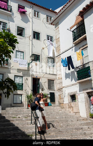 Ein paar für ein Foto in den Gassen der Alfama, Lissabon, Portugal posing Stockfoto