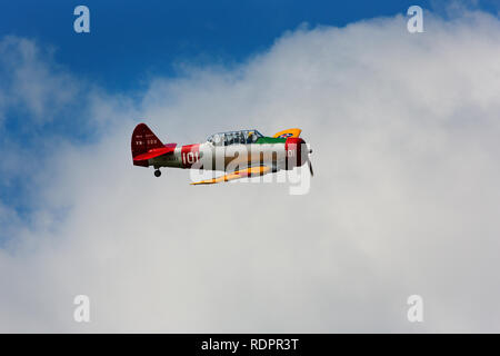 North American SNJ-4 ein Navy Trainer aus dem Zweiten Weltkrieg fliegen in der Luft zeigen Stockfoto
