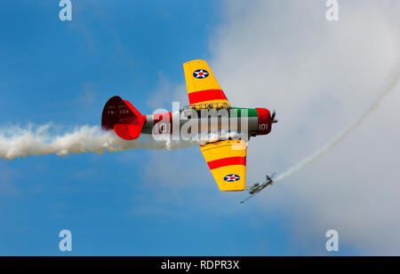 North American SNJ-4 ein Navy Trainer aus dem Zweiten Weltkrieg fliegen in der Luft zeigen Stockfoto