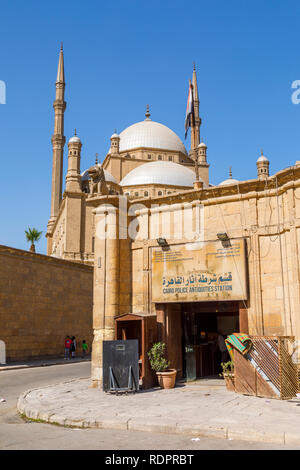 Kairo Polizei Antiquitäten Station durch die Große Moschee von Muhammad Ali Pascha in der Zitadelle von Saladin, einem mittelalterlichen islamischen Festung in Kairo, Ägypten Stockfoto