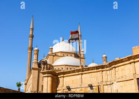 Blick auf den Kuppeln und Minaretten der Große Moschee von Muhammad Ali Pascha in der Zitadelle von Saladin, einem mittelalterlichen islamischen Festung in Kairo, Ägypten Stockfoto