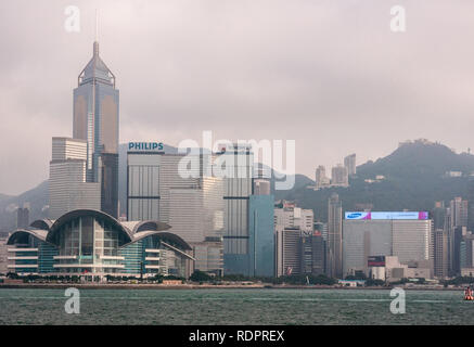 Die Insel Hongkong, China - 12. Mai 2010: Teilweise Skyline mit Convention Center und Central Plaza Tower und mehr in den Westen. Grüne Hügel auf der Rückseite der Unte Stockfoto