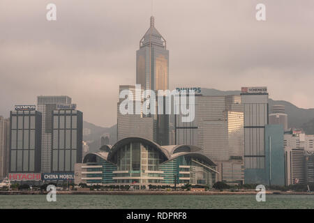 Die Insel Hongkong, China - 12. Mai 2010: Teilweise Skyline mit Convention Center und Central Plaza Tower und mehr im Osten und im Westen. Grüne Hügel Stockfoto