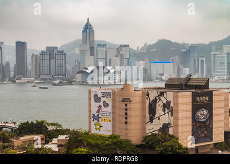 Die Insel Hongkong, China - Mai 12, 2010: Convention Center und Central Plaza Tower mit Hong Kong Museum für Kunst Gebäude vor. Victoria Harbour in Stockfoto